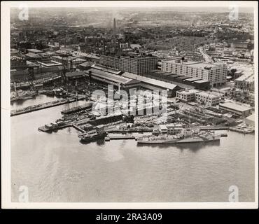 Draufsicht auf das Trockendock Nr. 5 mit USS Constitution am Pier Shipways Nr. 1 Degaussing Station, Boston, Massachusetts. Zur Verwaltungsgeschichte des ersten Marinestreifens im Zweiten Weltkrieg Stockfoto