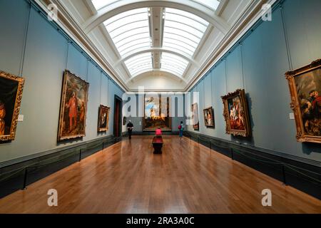 Die National Gallery London im Clore Room. Die National Gallery ist ein Kunstmuseum am Trafalgar Square und eine beliebte Touristenattraktion. Stockfoto