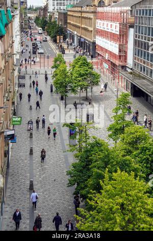 Hohe Aussicht nach Westen auf Sauchiehall Street, Glasgow mit Fußgängerzone und Zufahrtsstraße, Schottland, Großbritannien Stockfoto