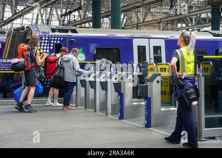 Passagiere, die in einen Scotrail-Zug einsteigen und auf dem Bahnsteig, Glasgow Central, Glasgow, Schottland, Großbritannien, laufen Stockfoto