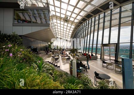 Weitwinkelfoto des Sky Garden Interieurs, des Walkie Talkie Gebäudes in der Fenchurch Street 20. Touristen und Einheimische besuchen die Stadt, um die Skyline von London zu genießen. Stockfoto