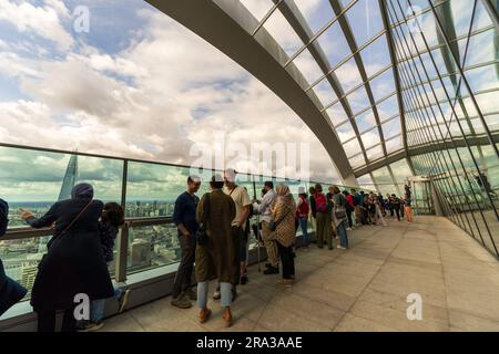 Von der Sky Garden Terrasse, dem Walkie-Talkie-Gebäude in der 20 Fenchurch, genießen die Menschen den Blick auf die Skyline von London. Sehen Sie sich die überdachten Gärten und Restaurants an. Stockfoto