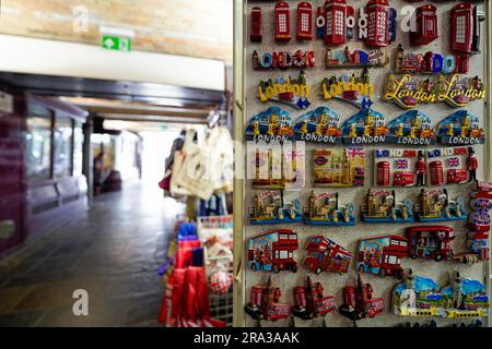 Souvenirs von Londons Wahrzeichen, darunter rote Doppeldeckerbusse, berühmte Telefonzellen, London Eye und Westminster im Souvenir Shop am Tower of London. Stockfoto