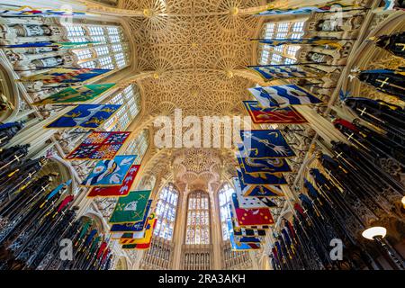 Heinrich VII Lady Chapel im Inneren der Westminster Abbey mit einer gewölbten Decke und hohen Flaggen, die Ritter des Ordens der Bäder Banner, UNESCO-Stätte. Stockfoto