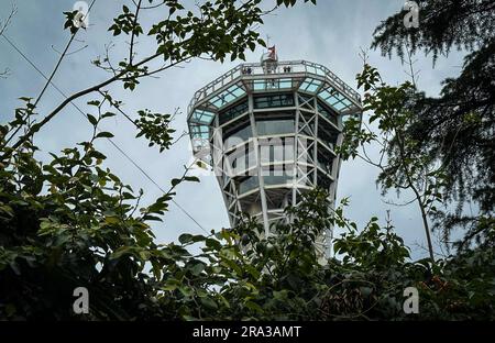 Kathmandu, Bagmati, Nepal. 30. Juni 2023. Der erste Skywalk-Turm des Landes ist am 30. Juni 2023 in Kathmandu, Nepal, zu sehen. (Kreditbild: © Sunil Sharma/ZUMA Press Wire) NUR REDAKTIONELLE VERWENDUNG! Nicht für den kommerziellen GEBRAUCH! Kredit: ZUMA Press, Inc./Alamy Live News Stockfoto