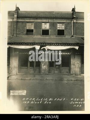 Foto von der Außenseite von Los 12, Bl. 2257, 109 West Ave. Außenansicht des Gebäudes mit Schild für Brooklyn Celery Market. Stockfoto