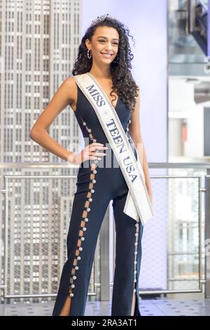 Miss USA Morgan Romano und Miss Teen USA Faron Medhi beleuchten das Empire State Building in der Feier vom 4. Juli am 30. Juni 2023 im Empire State Building in New York City. Kredit: Brasilien Photo Press/Alamy Live News Stockfoto