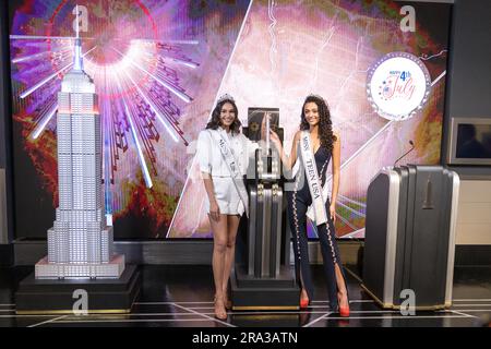 Miss USA Morgan Romano und Miss Teen USA Faron Medhi beleuchten das Empire State Building in der Feier vom 4. Juli am 30. Juni 2023 im Empire State Building in New York City. Kredit: Brasilien Photo Press/Alamy Live News Stockfoto