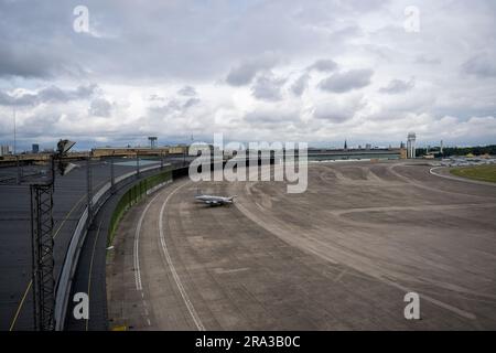 Berlin, Deutschland. 30. Juni 2023. Auf der Rollbahn des ehemaligen Flughafens Tempelhof steht ein Flugzeug. Ab Juli 15 ist ein Teil des ehemaligen Flughafengebäudes für die Öffentlichkeit zugänglich. Kredit: Christophe Gateau/dpa/Alamy Live News Stockfoto