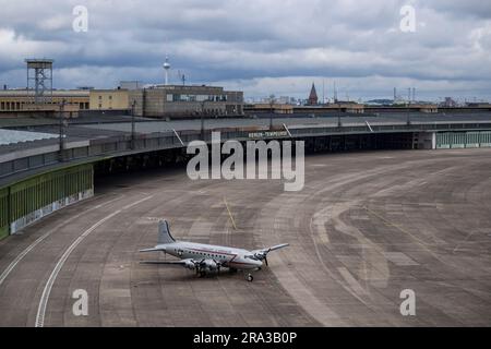 Berlin, Deutschland. 30. Juni 2023. Auf der Rollbahn des ehemaligen Flughafens Tempelhof steht ein Flugzeug. Ab Juli 15 ist ein Teil des ehemaligen Flughafengebäudes für die Öffentlichkeit zugänglich. Kredit: Christophe Gateau/dpa/Alamy Live News Stockfoto