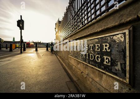 Westminster Bridge-Schild in London, England. Die Brücke über die Themse ist das älteste Bauwerk, das die Themse im Zentrum von London durchquert. Stockfoto