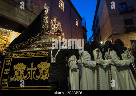 Ostern, Heilige Woche Semana Santa Prozessionen in Madrid, Spanien. Religiöse Paraden, traditionelle Feiern mit Festwagen, Pasos, Marschkapellen und Spaß. Stockfoto