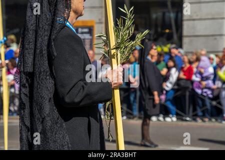 Palmsonntag in Madrid, Spanien, die religiöse Parade der Heiligen Woche mit trauernden Frauen in traditionellen Kleidern, schwarzem Spitzenschleier und Palmenblättern. Stockfoto