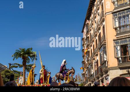 Paraden der Heiligen Woche in Madrid, Spanien. Während der Semana Santa werden religiöse Festwagen, Pasos, von Marschkapellen und Zuschauern durch die Straßen getragen. Stockfoto