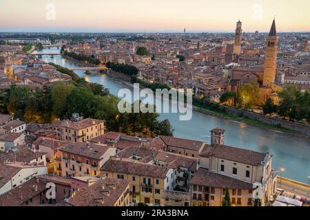 Verona, Italien, unvergleichlicher Blick auf die Skyline bei Sonnenuntergang mit römischer, gotischer, Renaissance- und byzantinischer Architektur. Stadtbild von Verona vom Schlosshügel in der Dämmerung. Stockfoto