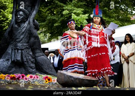 AMSTERDAM - die jährliche Abendfeier am Monument Besef am Surinameplein. Am Tag des Bewusstseins, dem letzten Tag des Keti Koti-Monats, werden die Kolonialgeschichte und ihre Auswirkungen auf die Gegenwart diskutiert. ANP RAMON VAN FLYMEN niederlande Out - belgien Out Credit: ANP/Alamy Live News Stockfoto