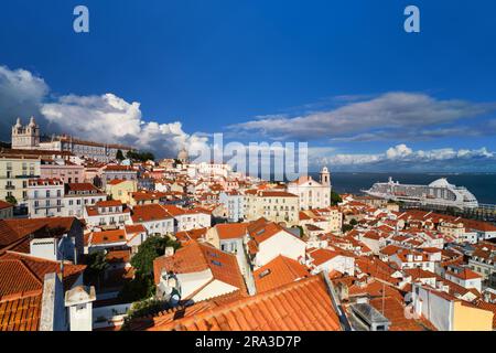 Blick auf Lissabon vom Aussichtspunkt Miradouro de Santa Luzia mit festsitzendem Kreuzfahrtschiff und sich bewegenden Wolken. Lissabon, Portugal Stockfoto