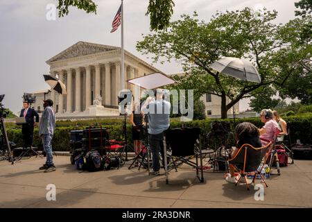Washington, Usa. 30. Juni 2023. Die Medien berichten über den Obersten Gerichtshof, da Entscheidungen über den Erlass von Studiendarlehen und LGBTQ-Schutzentscheidungen am Freitag, den 30. Juni 2023 in Washington DC bekannt gegeben werden. Foto: Ken Cedeno/UPI Credit: UPI/Alamy Live News Stockfoto
