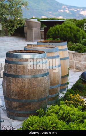 Weinfässer im Weingut. Weinfässer außerhalb des Weinkellers im Garten eines malerischen Weinbergs. Vetrisches Bild Stockfoto
