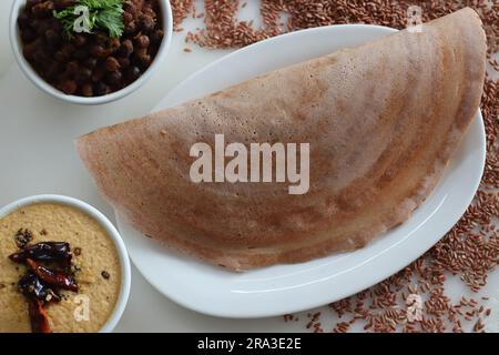 Navara-Reis-Ghee-Braten. Knusprige Gurken aus fermentiertem Teig navara-Reis und Linsen. Mit Navara-Reis geschossen. Es ist ein endemischer Reis mit Stockfoto