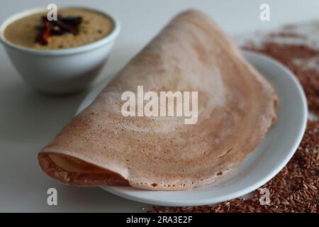 Navara-Reis-Ghee-Braten. Knusprige Gurken aus fermentiertem Teig navara-Reis und Linsen. Mit Navara-Reis geschossen. Es ist ein endemischer Reis mit Stockfoto