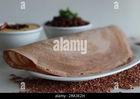 Navara-Reis-Ghee-Braten. Knusprige Gurken aus fermentiertem Teig navara-Reis und Linsen. Mit Navara-Reis geschossen. Es ist ein endemischer Reis mit Stockfoto