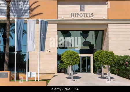 Cala Millor, Spanien; juni 17 2023: Hauptfassade des Hauptsitzes der Hotelgesellschaft Hipotels im mallorquinischen Ferienort Cala Millor, Spanien Stockfoto