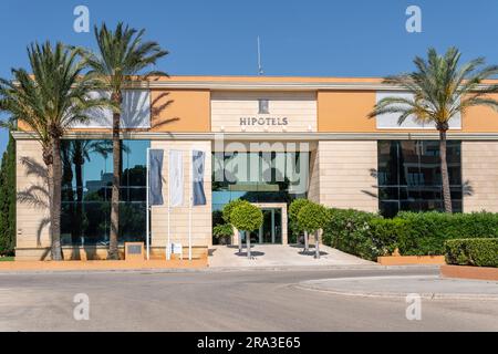 Cala Millor, Spanien; juni 17 2023: Hauptfassade des Hauptsitzes der Hotelgesellschaft Hipotels im mallorquinischen Ferienort Cala Millor, Spanien Stockfoto