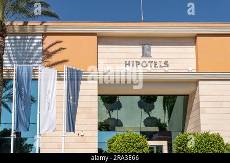 Cala Millor, Spanien; juni 17 2023: Hauptfassade des Hauptsitzes der Hotelgesellschaft Hipotels im mallorquinischen Ferienort Cala Millor, Spanien Stockfoto