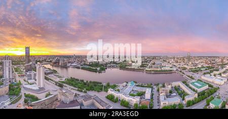 Jekaterinburg-Stadt mit Gebäuden der Regionalregierung und des Parlaments, Dramatisches Theater, Iset-Turm, Yeltsin-Zentrum, Panoramablick bei Sonnenuntergang im Sommer Stockfoto