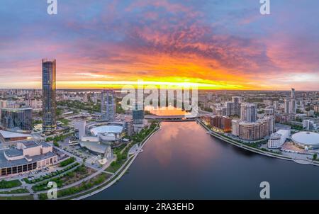 Jekaterinburg-Stadt mit Gebäuden der Regionalregierung und des Parlaments, Dramatisches Theater, Iset-Turm, Yeltsin-Zentrum, Panoramablick bei Sonnenuntergang im Sommer Stockfoto