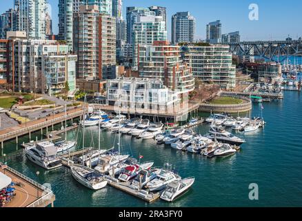 Panoramablick aus der Vogelperspektive auf False Creek in Vancouver an einem sonnigen Tag in Kanada. Boote und Yachten an den Fisherman Wharf Piers in False Creek Marina in der Nähe Stockfoto