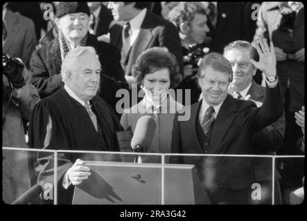 Jimmy Carter wurde vom Obersten Gerichtshof, Richter Warren Burger, als 39. Präsident der Vereinigten Staaten vereidigt. An Carters Seite ist seine Frau Rosalynn und Vizepräsident Walter Mondale. Foto von Bernard Gotfryd Stockfoto