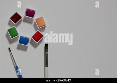 Aquarelle Pinsel und Farben auf weißem Papierhintergrund (Farbmuster) Stockfoto
