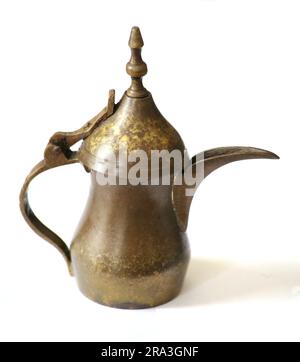 arabische Kaffeekanne (dallah), Miniaturfigur aus Messing auf weißem Hintergrund, alte, verwitterte Teekanne aus Kupfer Stockfoto