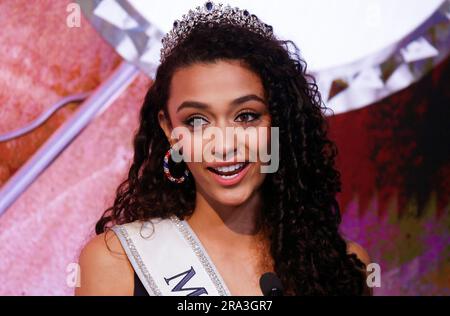 New York, Usa. 30. Juni 2023. Miss Teen USA Faron Medhi und Miss USA Morgan Romano beleuchten das Empire State Building zur Feier des 4. Juli am Freitag, den 30. Juni 2023 im Empire State Building in New York City. Foto: John Angelillo/UPI Credit: UPI/Alamy Live News Stockfoto