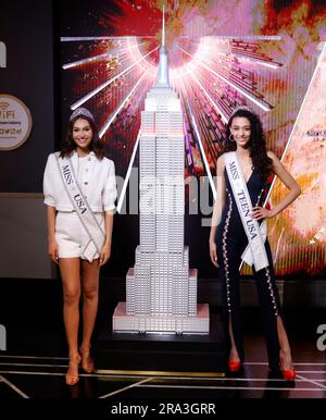 New York, Usa. 30. Juni 2023. Miss USA Morgan Romano und Miss Teen USA Faron Medhi beleuchten das Empire State Building zur Feier des 4. Juli am Freitag, den 30. Juni 2023 im Empire State Building in New York City. Foto: John Angelillo/UPI Credit: UPI/Alamy Live News Stockfoto