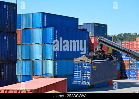 Frachtcontainer werden gestapelt, Hafen von Leixoes in Porto, Portugal Stockfoto