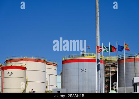 Lagertanks für Öl und Chemikalien Stockfoto