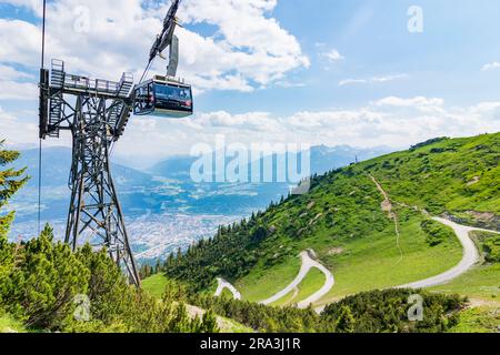 Innsbruck: Blick aus der Seegrube auf die Nordkette (Inntalkette) bis Innsbruck, Bergkette Stubaier Alpen (Stubai Alpen), N Stockfoto