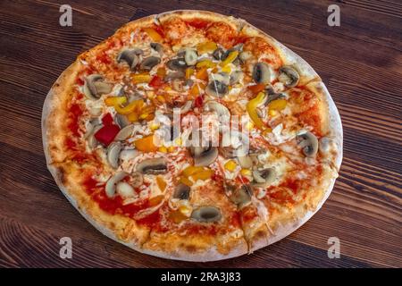 Pilzpizza: Eine leckere Pizza mit Tomatensoße, geschmolzenem Käse, aromatischen Pilzen, lebendigem Paprika und Zuckermais, Alle auf einem evu Stockfoto