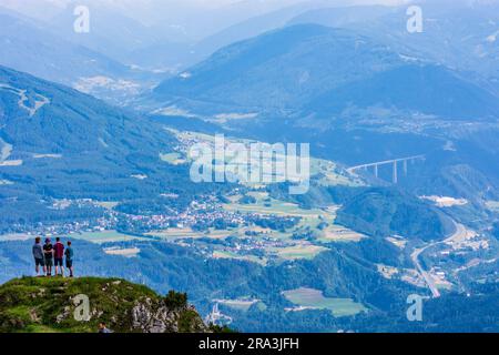 Innsbruck: Blick von der Seegrube auf die Nordkette (Inntalkette) bis zur Innsbrucker Stadt, Wanderung, Europabrücke der Autobahn Brennera Stockfoto