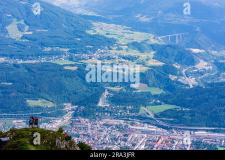 Innsbruck: Blick von der Seegrube auf die Nordkette (Inntalkette) bis zur Innsbrucker Stadt, Wanderung, Europabrücke der Autobahn Brennera Stockfoto