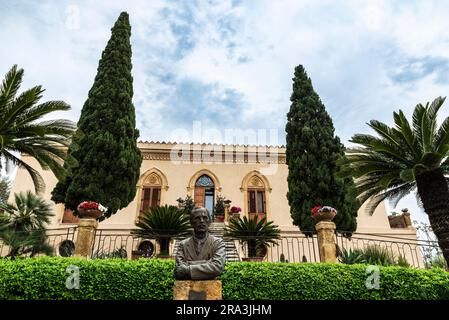 Bronzestatue von Sir Alexander Hardcastle in der Villa Aurea im Tal der Tempel, Agrigento, Sizilien, Italien Stockfoto