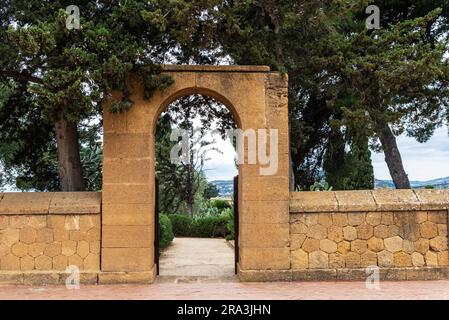 Garten der Villa Aurea im Tal der Templi oder Tal der Tempel, Agrigento, Sizilien, Italien Stockfoto