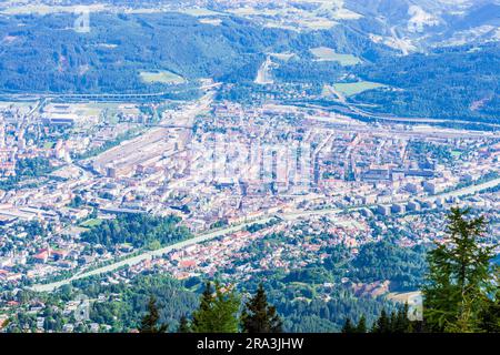 Innsbruck: Blick von der Seegrube auf die Nordkette (Inntalkette) bis zur Innsbrucker Stadt in der Region Innsbruck, Tirol, Tirol, Österreich Stockfoto