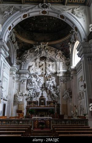 Innere der Kirche des Klosters Santo Spirito, Kloster, gegründet von Zisterziensernonnen in der Altstadt von Agrigento, Sizilien, Italien, Stockfoto