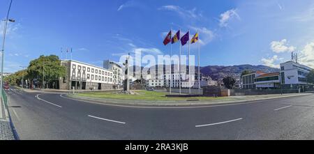 Madeira Island Portugal - 04 19 2023 Uhr: Panoramablick auf den Autonomia Square in der Innenstadt von Funchal, Architektur und Lebensstil in der Stadt, auf Madeira IS Stockfoto