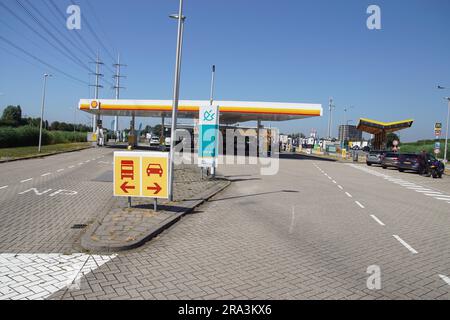 Shell-Tankstelle und Fastned-Ladestation, Ladestation am Rastplatz Peulwijk, ein Parkplatz an der A4. Niederlande, Juni Stockfoto