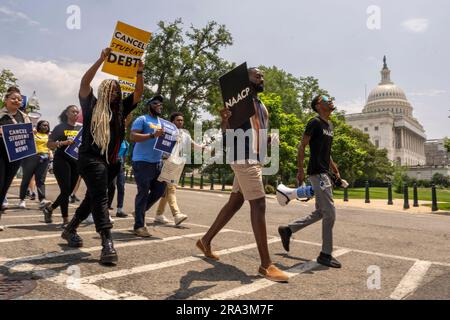 Washington, Usa. 30. Juni 2023. Studenten-Schuldenerlass-Aktivisten marschieren in die Nähe der USA Capitol Friday, 30. Juni 2023 in Washington DC. Der Oberste Gerichtshof am Freitag blockierte Präsident Joe Bidens Plan zum Schuldenerlass für Studentendarlehen am Inkrafttreten und erließ Urteile in zwei Fällen, in denen das Programm in Frage gestellt wurde. Foto: Ken Cedeno/UPI Credit: UPI/Alamy Live News Stockfoto